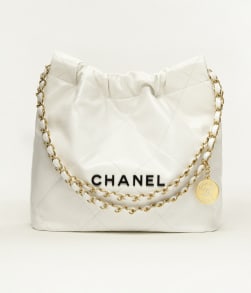 Mała torebka CHANEL 22 Błyszcząca skóra cielęca, metal w tonacji złotej i metal pokryty lakierem  Kolor biały - referencja: AS3260B0985910601